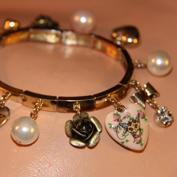 BETSEY JOHNSON FLY TEA PARTY HEART CAKE BRACELET - Picture 2 of 3